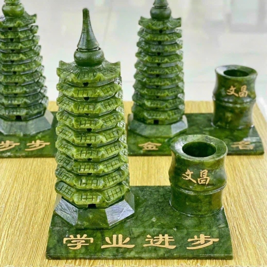 Tháp trụ đá Ngọc Hoàng Long 